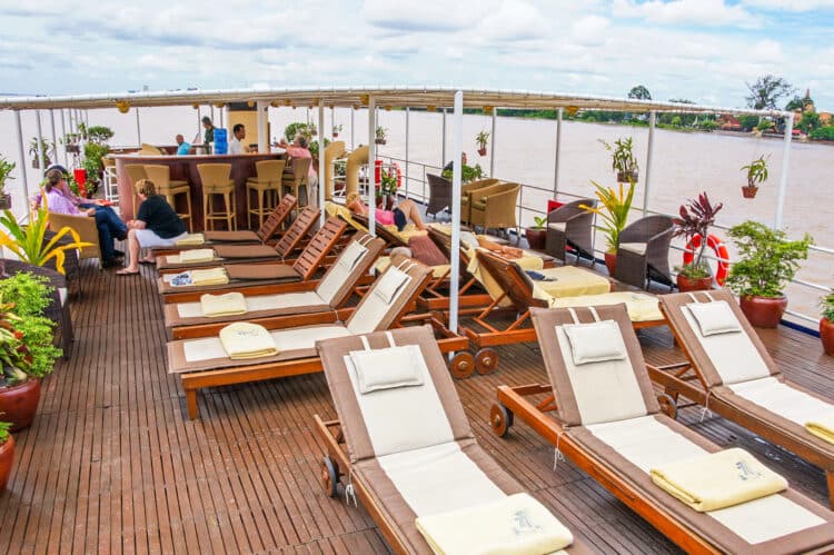 Pont soleil du RV Toum Tiou II avec chaises longues, espace idéal pour se détendre pendant la croisière sur le Mékong.