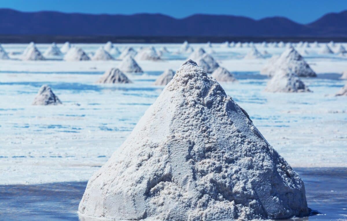 Monticules de sel au Salar d’Uyuni, le plus grand désert de sel au monde.