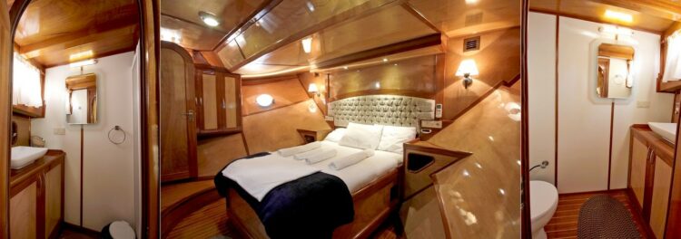 Cabine VIP spacieuse avec lit double et salle de bain sur un voilier