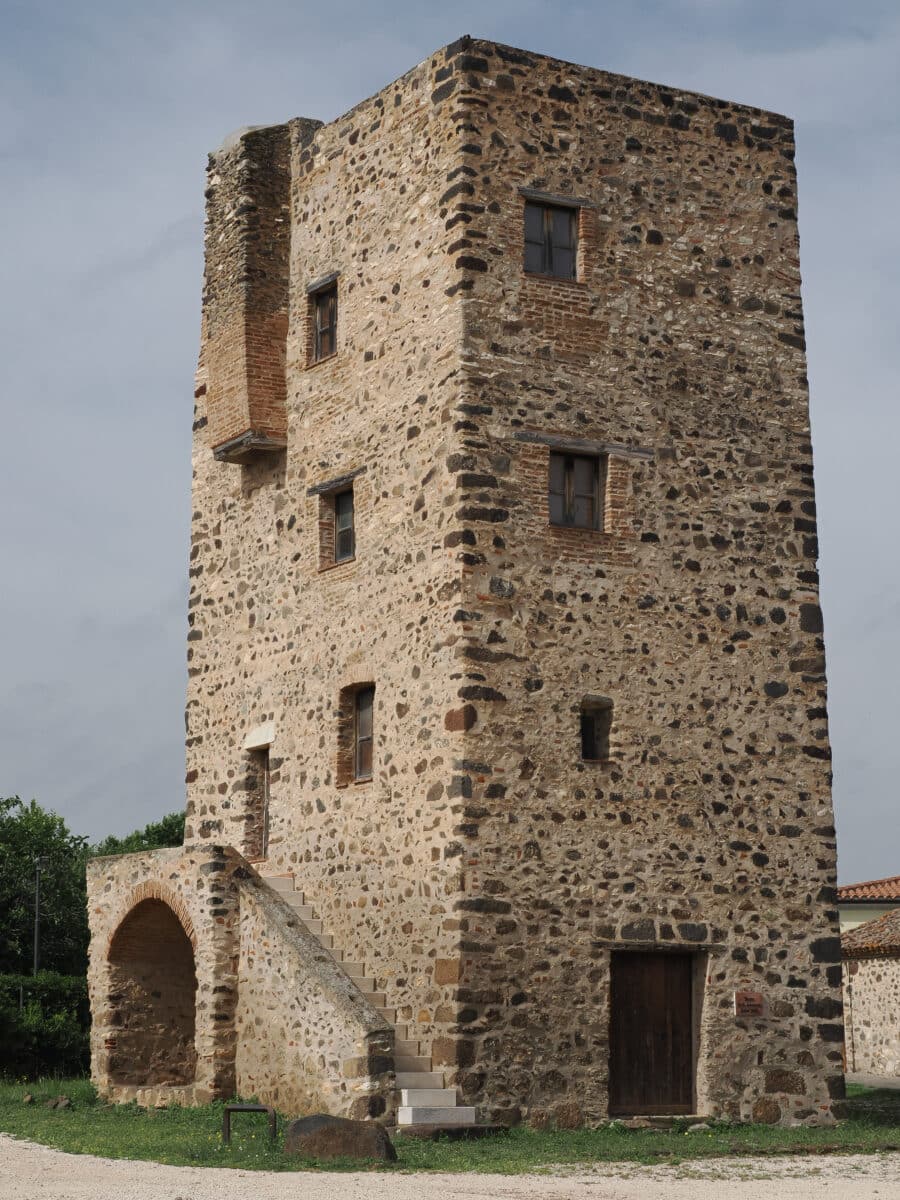 Tour en pierre ancienne dans un village sarde.