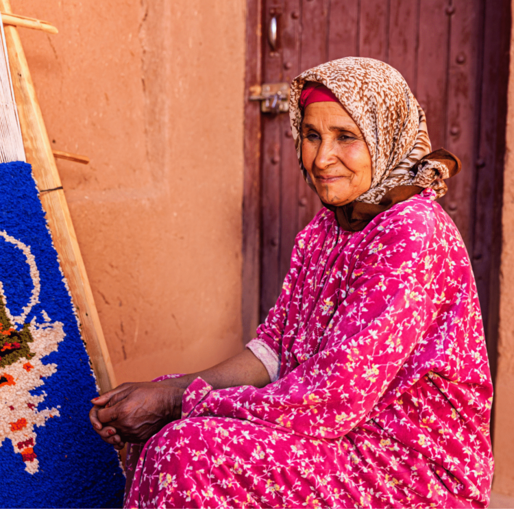 Portrait d’une femme berbère en robe traditionnelle rose.