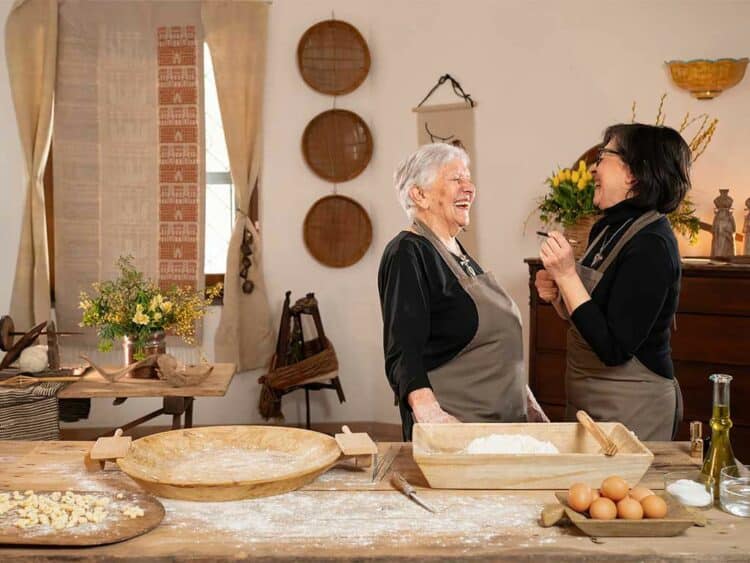 Atelier culinaire dans une cuisine sarde traditionnelle.