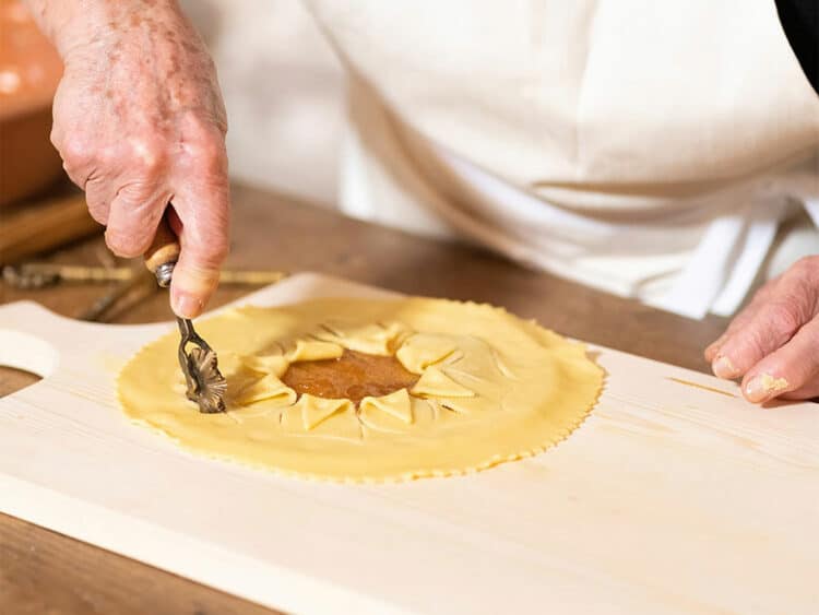 Fabrication d'un dessert traditionnel en Sardaigne.