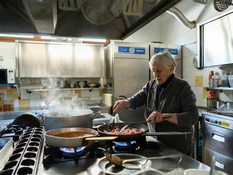 Chef cuisinant dans une cuisine professionnelle en Sardaigne.