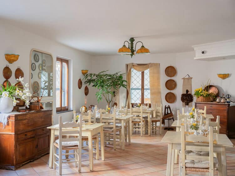 Salle à manger rustique et chaleureuse en Sardaigne.