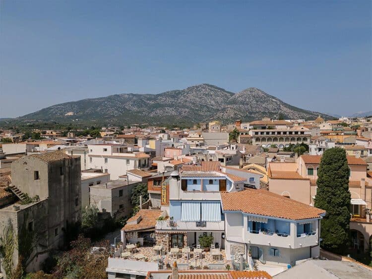 Vue extérieure d’un hôtel traditionnel en Sardaigne.