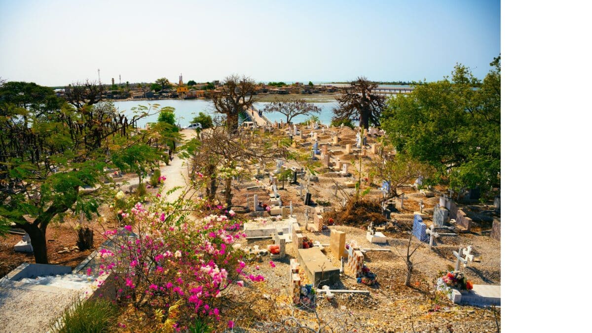 Cimetière mixte de Fadiouth au Sénégal entouré de coquillages