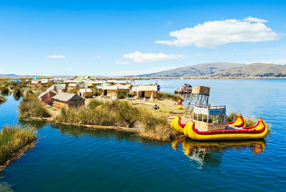 Village flottant des Uros sur le lac Titicaca avec des barques traditionnelles en roseaux.