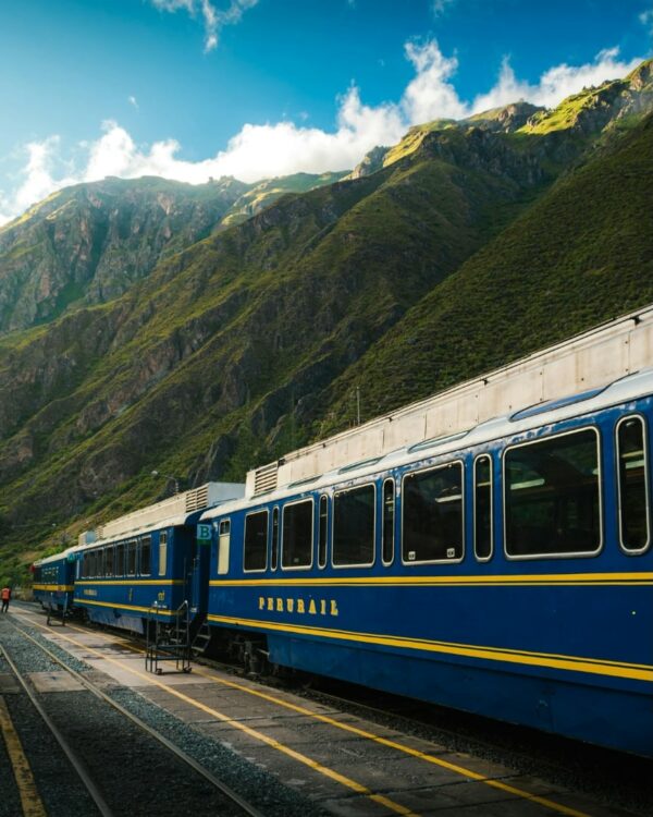 Train PeruRail traversant les montagnes andines en direction du Machu Picchu.