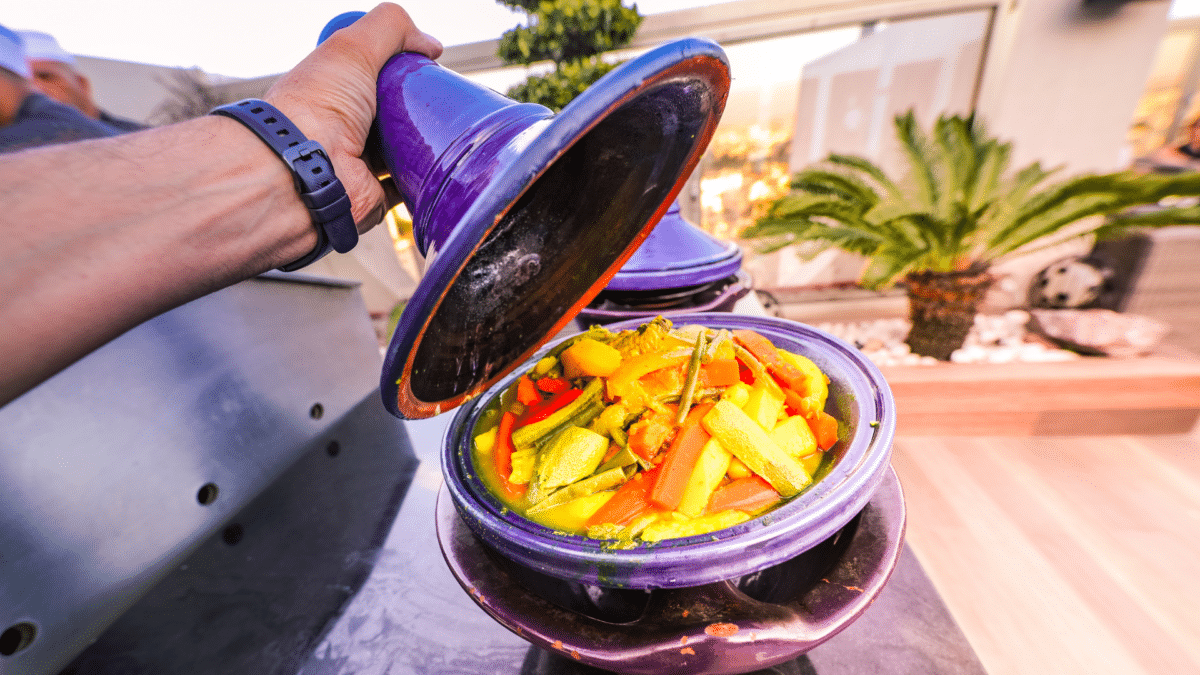 Tajine marocain aux légumes frais servi dans un plat traditionnel.