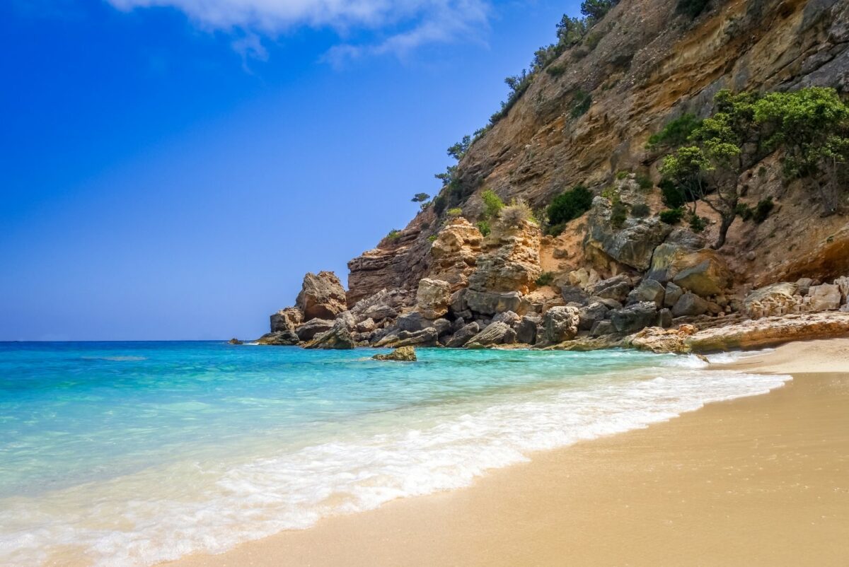 Plage de sable doré et eaux turquoise à Sardaigne.