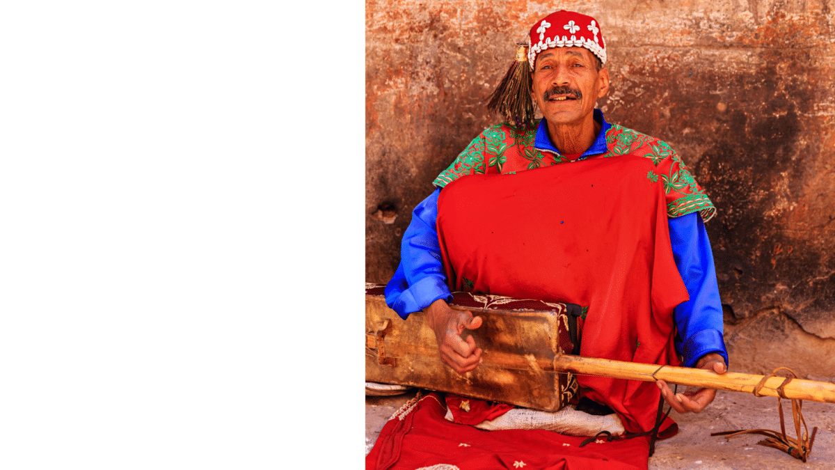 Musicien berbère jouant un instrument traditionnel marocain.