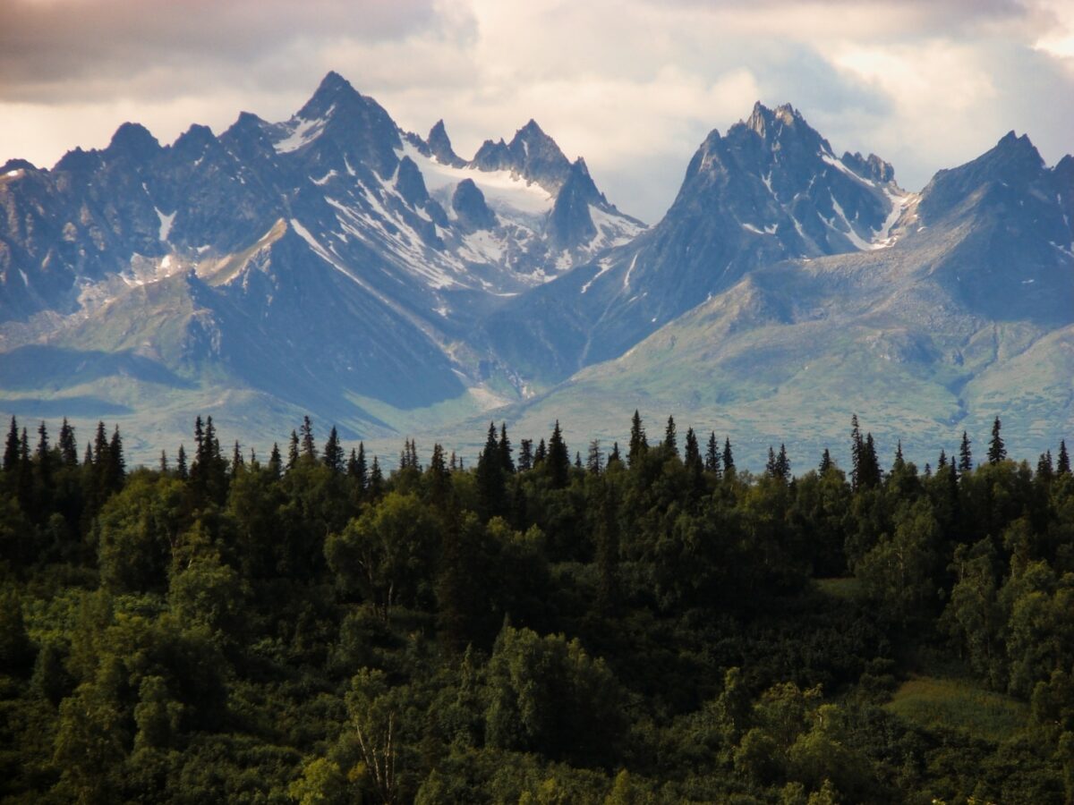 Vue majestueuse d’une chaîne de montagnes enneigées au Canada.