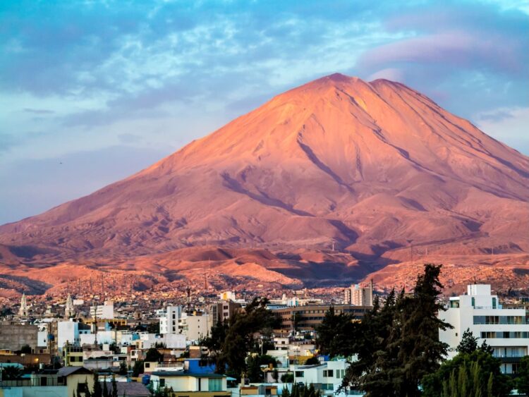 Vue panoramique du Volcan Misti surplombant la ville d’Arequipa, Pérou.