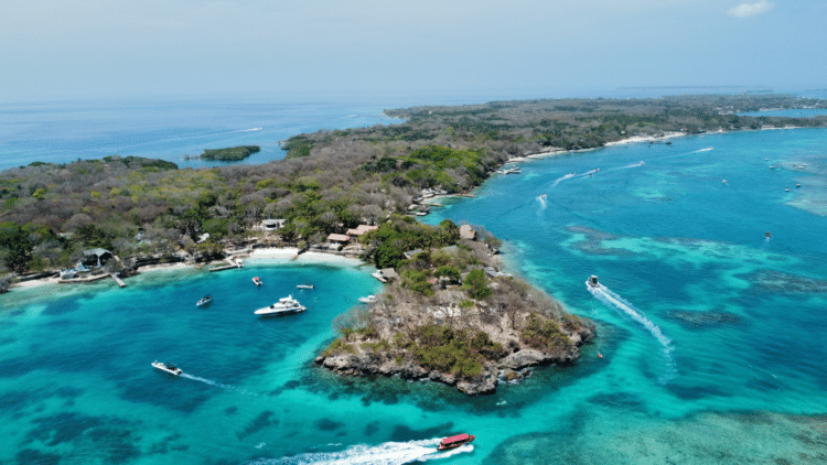 Vue aérienne des Îles du Rosaire avec des bateaux et des eaux turquoise.