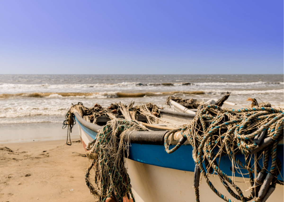 Bateaux de pêcheurs traditionnels sur la plage à La Boquilla, Colombie.