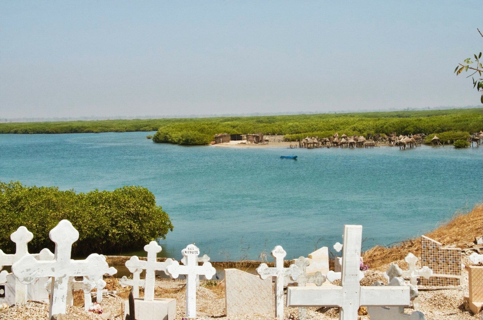 Vue panoramique sur le cimetière de Fadiouth et ses eaux environnantes.