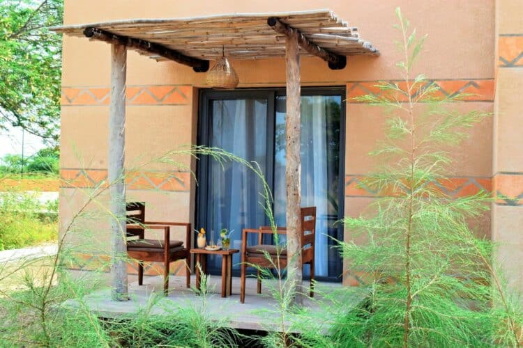 Terrasse privée d’un lodge avec des fauteuils et une table au Sénégal.