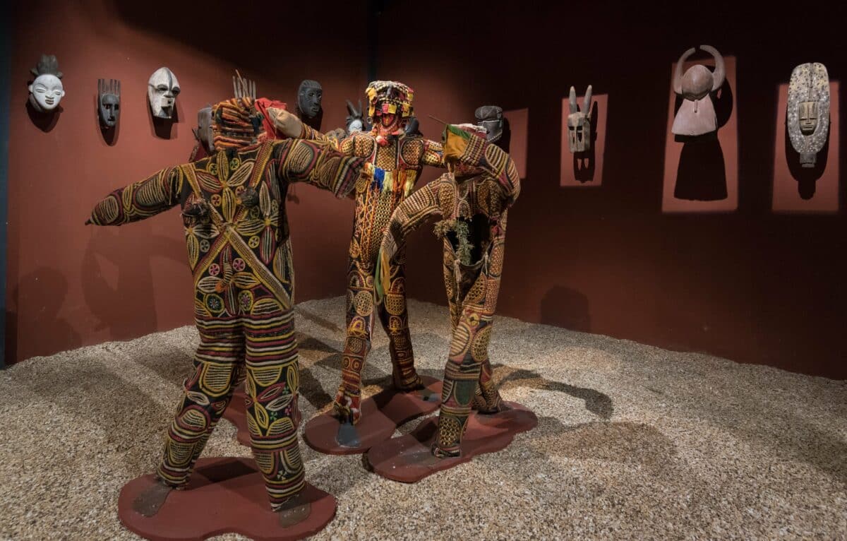 Collection de masques traditionnels et costumes africains dans un musée au Sénégal.