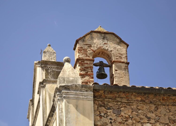 Clocher d’une église à Galtellì en Sardaigne.