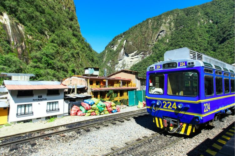 Train bleu de PeruRail à Aguas Calientes, point d'accès au Machu Picchu.