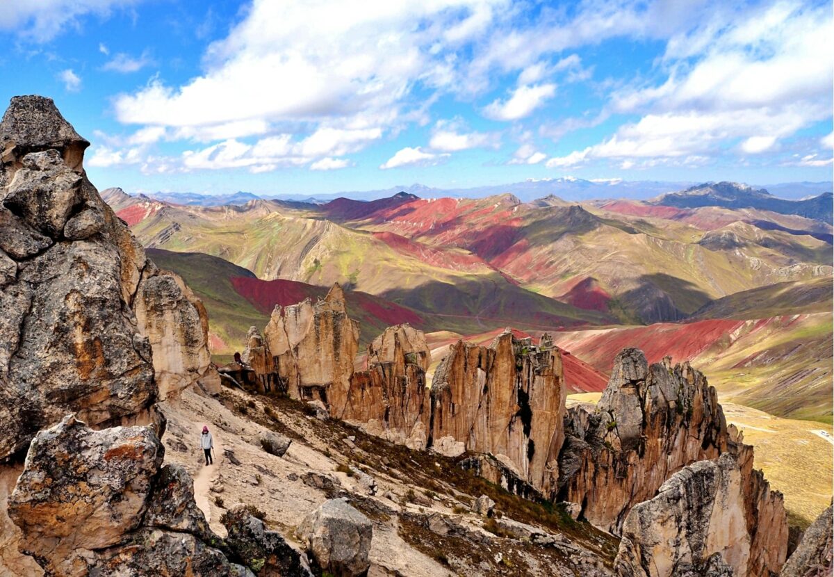 Vue panoramique des montagnes colorées de Palcoyo avec formations rocheuses spectaculaires au Pérou.