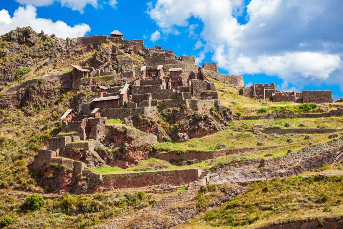 Ruines incas de Pisac en haut d’une colline verdoyante avec des terrasses agricoles dans la Vallée Sacrée, Pérou.