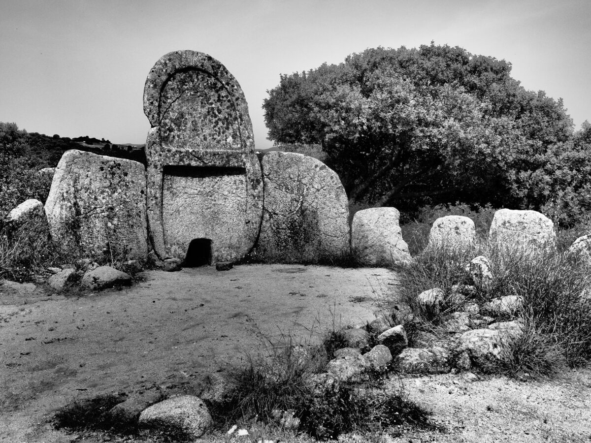 Vestiges d'un village nuragique entouré de nature en Sardaigne.