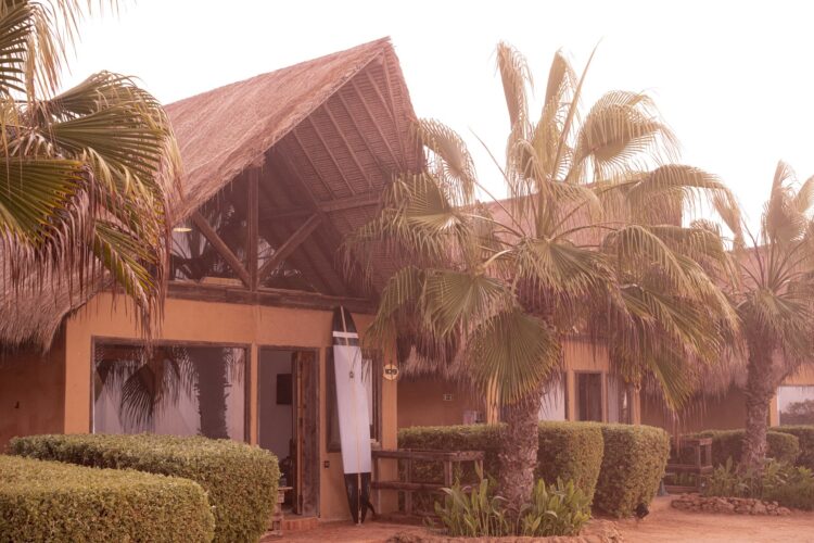 Bungalow de style marocain entouré de verdure luxuriante à West Point Dakhla.