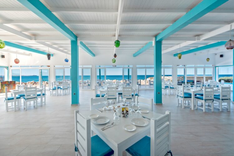 Restaurant avec vue panoramique sur l’océan, décoré en bleu et blanc à West Point Dakhla.