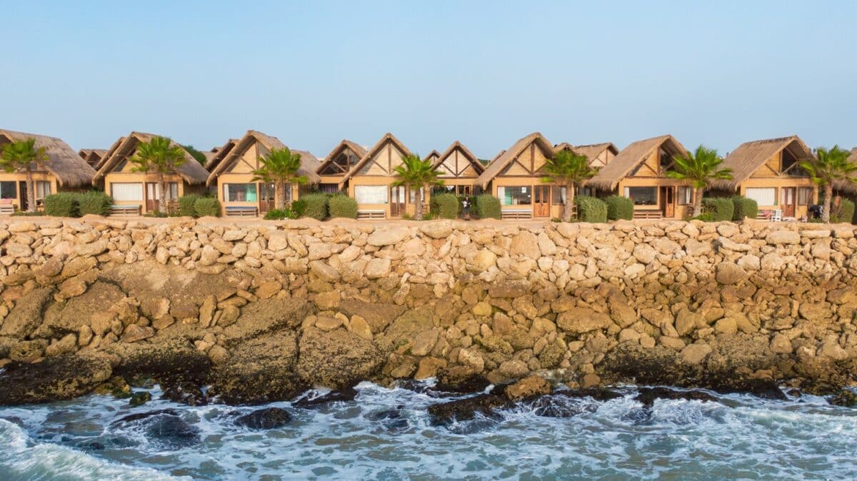 Bungalows en bord de mer avec une vue imprenable sur la côte rocheuse de Dakhla.