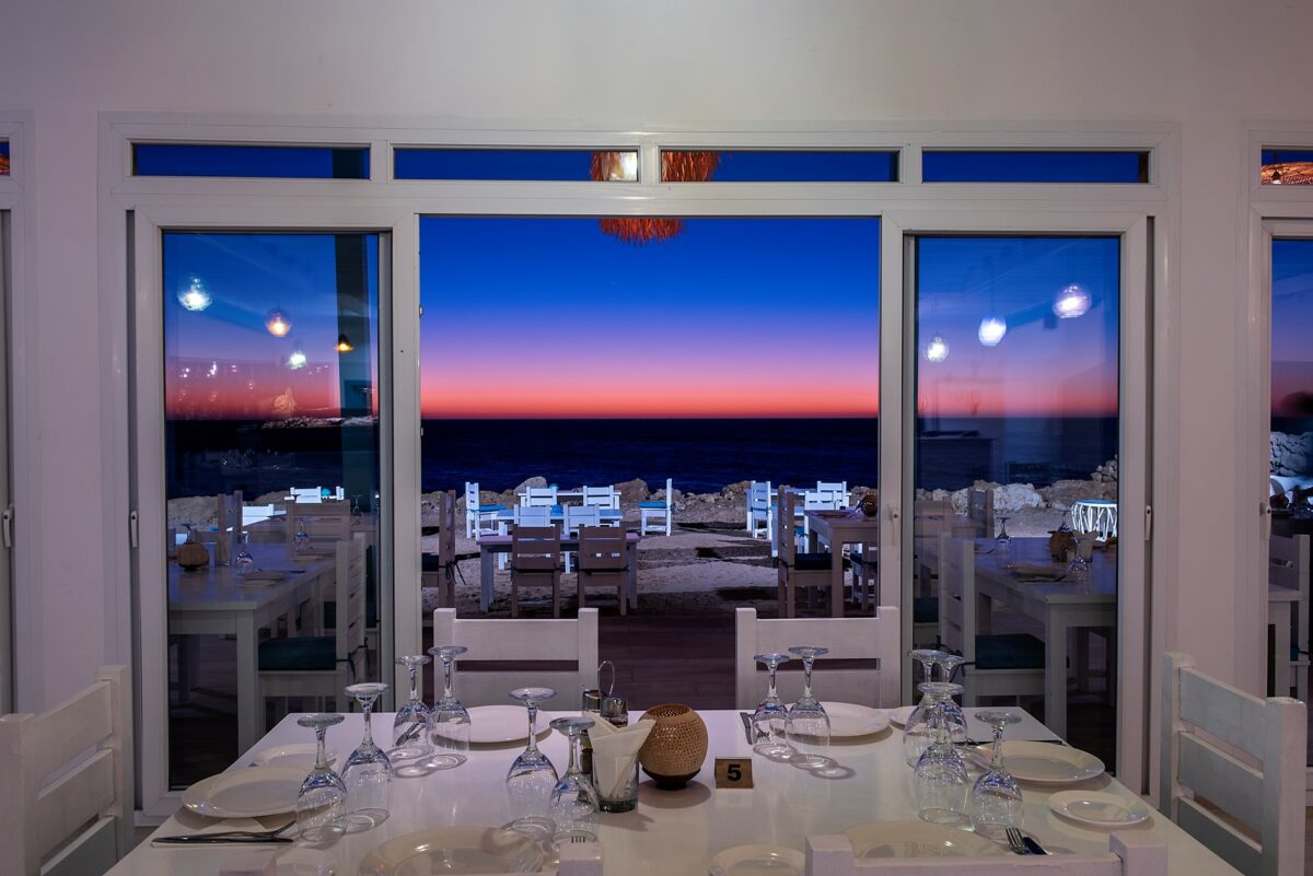 Vue du coucher de soleil depuis le restaurant face à l’océan à West Point Dakhla.