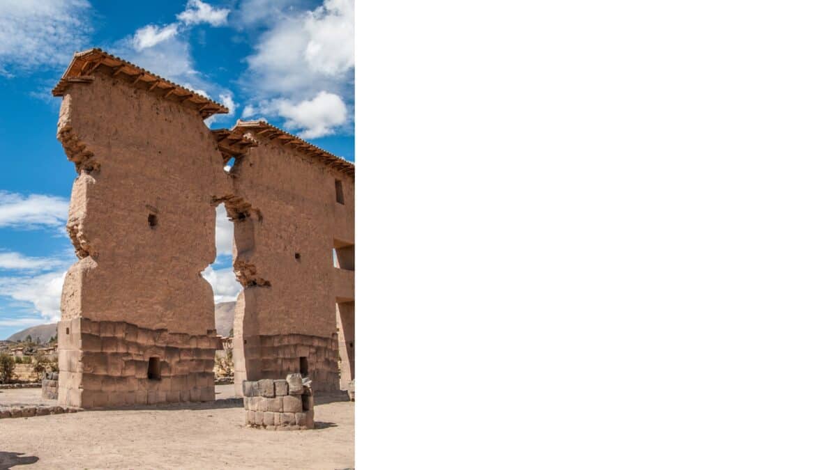 Ruines imposantes du Temple de Wiracocha à Raqchi, un site inca sacré situé entre Cusco et Puno.